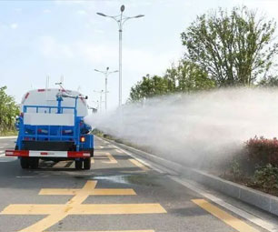 天天下雨，洒水车为什么每天还在洒水？