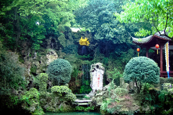 黄龙吐翠